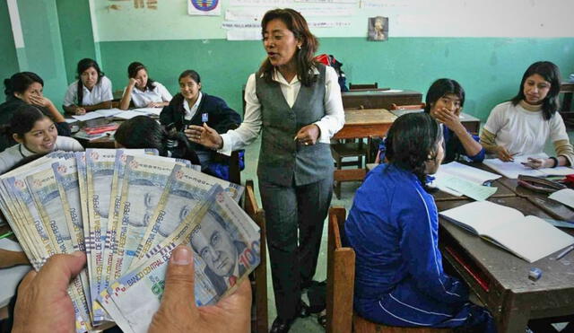 Los trabajadores del sector público en Perú esperan con ansias el aguinaldo navideño de S/300. El Gobierno ha establecido requisitos específicos para que los docentes accedan a este beneficio. Foto: composición LR/Minedu