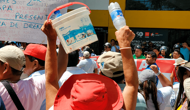 Cerca del mediodía llegó personal de la Policía Nacional para liberar la vía, lo que generó conflictos entre la ciudadanía y los agentes. Foto: difusión/referencial