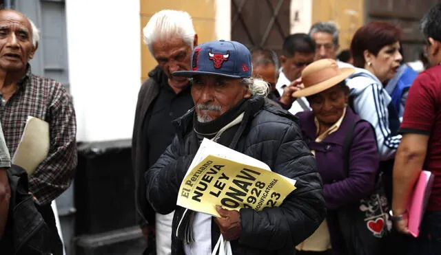 Los beneficiarios del Fonavi están convocados a dirigirse a los agentes del Banco de la Nación para realizar el cobro de su devolución. Foto: Andina