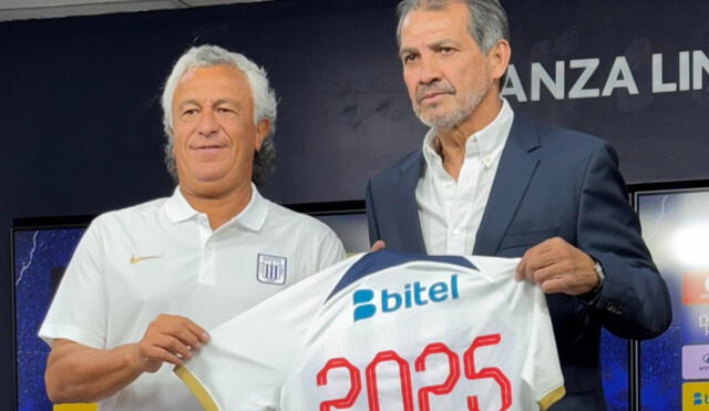 Gorosito junto a Franco Navarro, nuevo director deportivo íntimo, en la foto oficial de presentación del técnico argentino