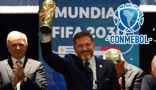 Alejandro Domínguez, presidente de Conmebol, celebró la elección de los 3 estadios sudamericanos para el Mundial 2030. Foto: composición de LR/AFP