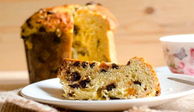 Delicioso panetón peruano con pasas y frutas confitadas servido sobre un plato blanco. Foto: Andina.