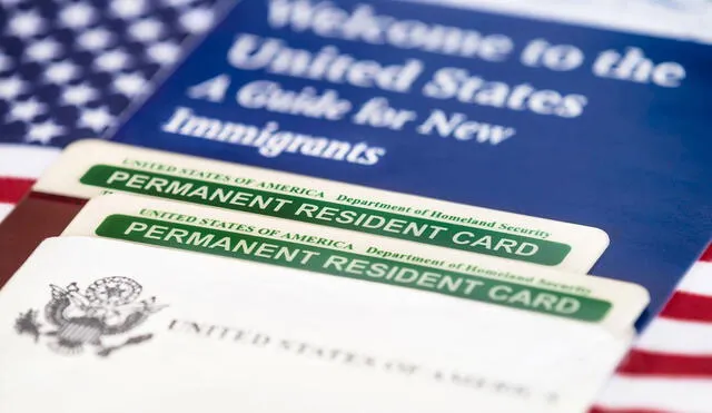 La residencia permanente, comúnmente conocida como "green card", permite a los inmigrantes vivir y trabajar legalmente en Estados Unidos de manera indefinida. Foto: Shutterstock