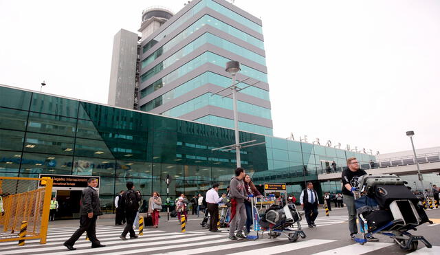 Pasajeros saliendo del actual Aeropuerto Internacional Jorge Chávez ubicado en el Callao. Foto: Andina.