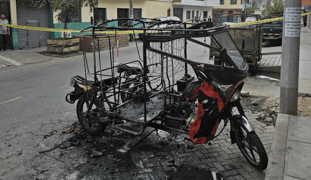 Así terminó la moto luego de ser quemada por delincuentes que pedían dinero en Cercado de Lima. Foto: Rosa Quincho - La República