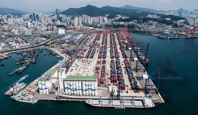 La expansión incluirá la creación de 66 nuevos atracaderos y la capacidad de manejar barcos de hasta 30.000 TEU, lo que permitirá a Busan liderar el comercio marítimo. Foto: Canal Marítimo