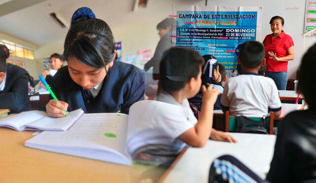 Los padres de familia pueden consultar qué colegios tienen vacantes disponibles para el Año Escolar 2025 a través del portal web oficial del Minedu.. Foto: composición LR/Andina