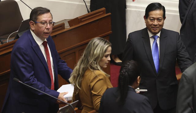 DE CONFIANZA. Falconi (a la izquierda) es jefe de asesores de Arana. En la foto, cuando fueron a la presentación en el Congreso. (Foto: difusión).