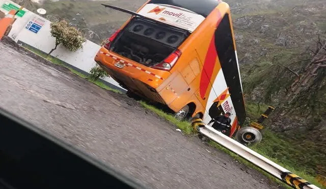 Pasajeros salieron ilesos del vehículo.autoridades investigan el hecho. Foto: Radio Exótica