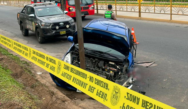 Auto quedó  totalmente destruido a consecuencia del grave accidente. Heridos fueron llevados a clínica local. Foto: Rosario Rojas/La República