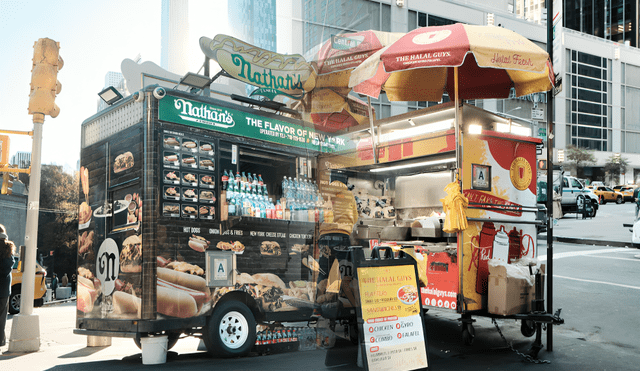 la New York Food Truck Association ha surgido para promover la tendencia de incluir carritos de comida en eventos como bodas y inauguraciones. Foto: composición LR/EL País