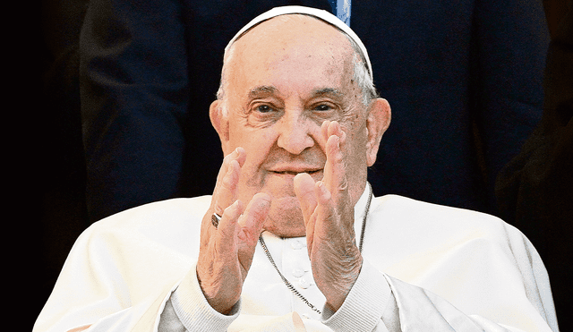 De cumpleaños. Francisco recibió ayer el saludo de los reporteros acreditados en el Vaticano. Foto: difusión