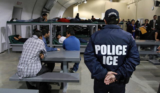 El ICE lleva a cabo deportaciones masivas de inmigrantes indocumentados, separando familias y comunidades. Foto: Immigration Law