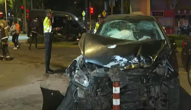 Policía investiga accidente y busca a conductor que fugó. Foto: Latina