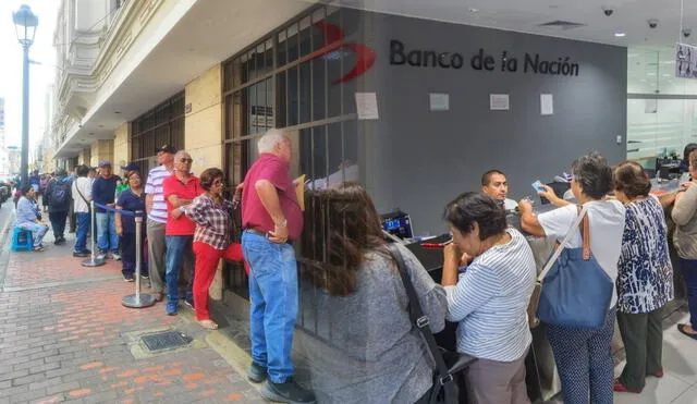 Fonavistas hacen el cobro de su devolución en el Banco de la Nación. Foto: Composición LR/Andina.