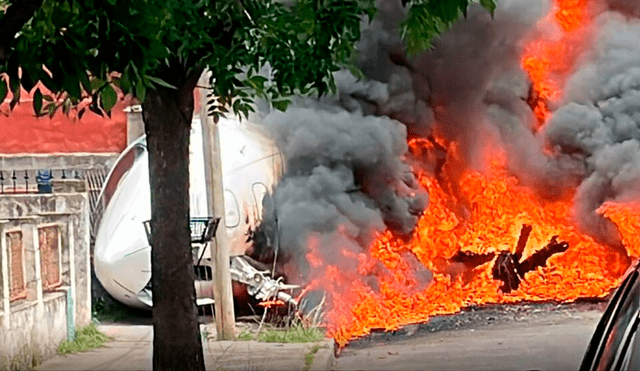 Un avión privado se despistó en aeropuerto de San Fernando chocó contra casa y se incendió. Foto: Agencia de Noticias Argentinas