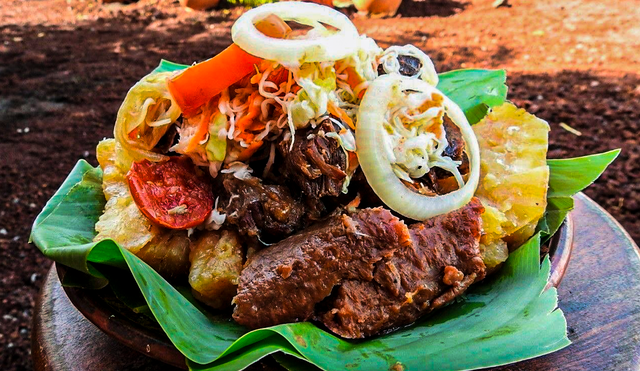 El informe destaca de este país de América Latina 3 platos: el Pastel de tres leches, el Gallo pinto y el Vaho. Foto: Captura YouTube.