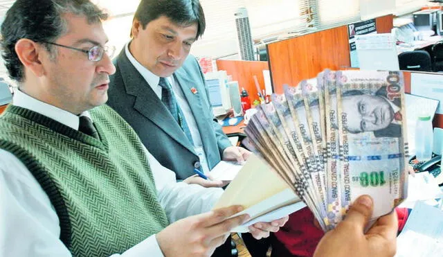 Un grupo de trabajadores del sector público será beneficiado gracias a una aprobación del aumento salarial. Foto: Andina/LR