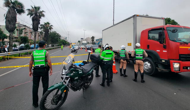 Brigada de rescate de Surco confirmó el deceso y cubrió los restos del hombre. Foto: Kevinn García/La República