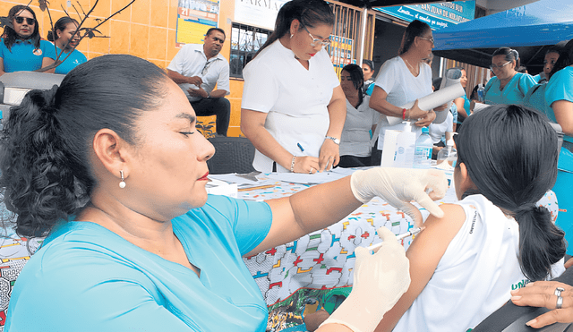 Responsabilidad. Los padres deben llevar a sus hijos a vacunar para evitar problemas con el dengue. La enfermedad puede agravarse en niños y adolescentes. Foto: difusión