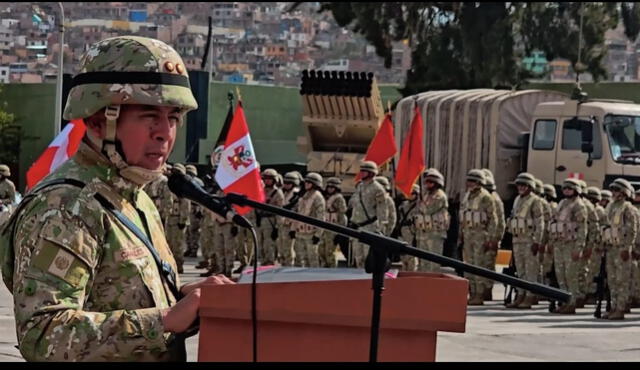 "No manchen sus manos con sangre de inocentes", demandó erl general de brigada Víctor Canales Rosas a oficiales y soldados durante su discurso de despedida.