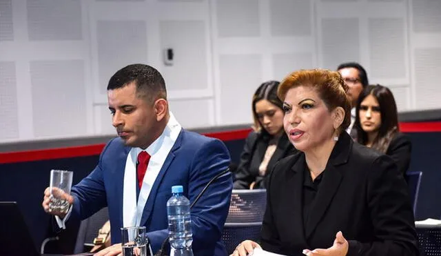 Enma Benavides y su abogado Elio Riera en la sala de audiencias de la Junta Nacional de Justicia. | Foto: JNJ