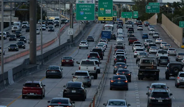 Las carreteras de Estados Unidos experimentan un aumento significativo en el tráfico durante las festividades navideñas y de Año Nuevo. Foto: Telemundo