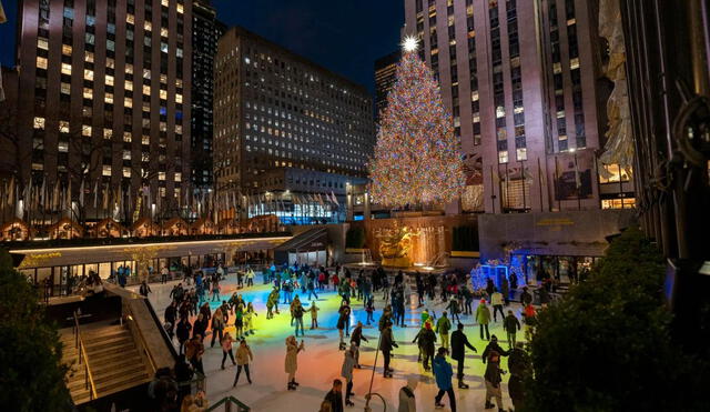 Personas disfrutan patinando sobre hielo alrededor del imponente árbol de Navidad en Galleria Dallas Foto: New York Post