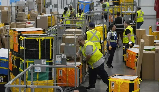 Amazon emplea a millones de personas en todo el mundo, en una amplia variedad de roles, desde trabajadores de almacén hasta ingenieros de software. Foto: Los Angeles Times