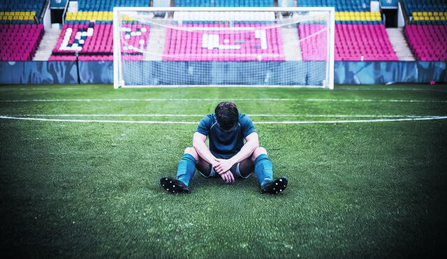 A nivel estadístico, en un partido, cada equipo de 11 futbolistas tiene al menos uno con depresión y 2 con trastorno de sueño”. Foto: referencial/IA