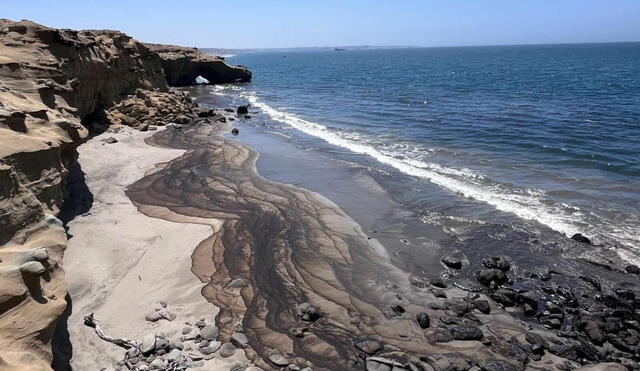 Reportan derrame de petróleo en playa de Piura, el 21 de diciembre del 2024. Foto: Kike Basurto / Actualidad Ambiental