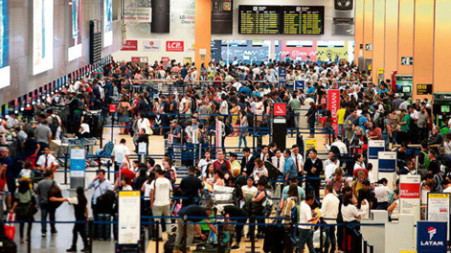 Buen viaje. Peruanos que salen del país y no regresan constituyen un gran capital humano que se pierde, señalan los expertos. La mayoría son profesionales. Foto: difusión