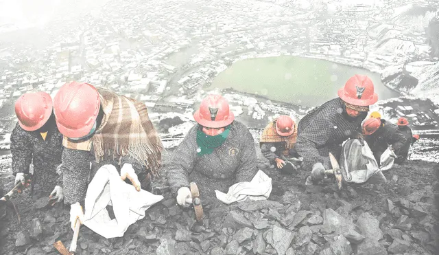 Las pallaqueras son las mujeres que buscan oro en medio de desmonte que extraen de socavones en La Rinconada. Al día pueden llegar acumular dos gramos en horas de trabajo. Foto: La República