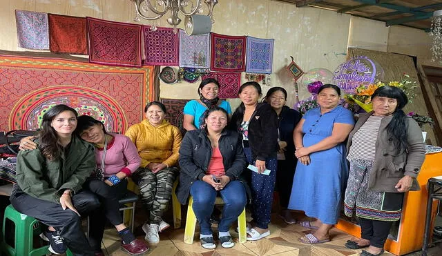 Diseñadora Alessandra Durand, creadora de Kené Kaya, con artesanas shipibo-conibo de la comunidad de Cantagallo, Lima.