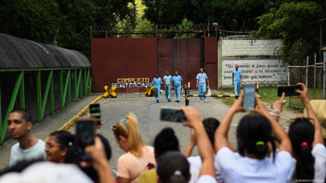 Detenidos en las protestas posteriores a las elecciones del 28 de julio caminan hacia sus familiares después de su liberación afuera de la prisión de Yare, en San Francisco de Yare, Venezuela. Foto: AFP