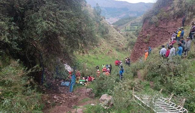 Policía trabaja para recuperar los cuerpos del lamentable accidente. Foto: PNP