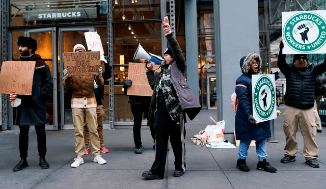 Trabajadores de Starbucks extienden su huelga a Nueva York, Nueva Jersey y otras ciudades clave en EE. UU. Exigen mejoras salariales y laborales en plena temporada navideña. Foto: AFP/New York Times