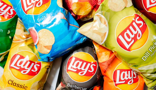 Frito-Lay retira del mercado papas Lay's Classic en EE. UU. debido a un riesgo de alergia mortal por presencia no declarada de leche. Descubre qué lotes están afectados y qué hacer si tienes uno. Foto: Telemundo