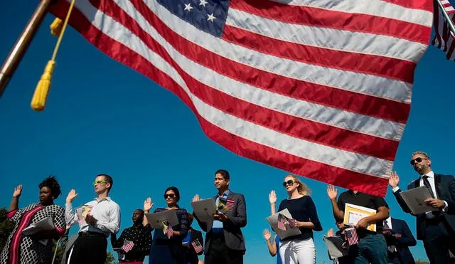 A pesar de los desafíos, muchos inmigrantes latinos buscan la ciudadanía estadounidense para asegurar un futuro más estable para ellos y sus familias. Foto: Vive USA