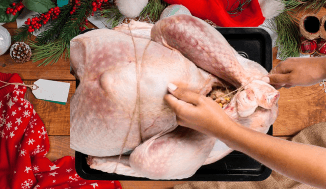 Descongelar el pavo para las celebraciones navideñas es clave para mantener su sabor y seguridad alimentaria. Foto: composición LR/Freepik