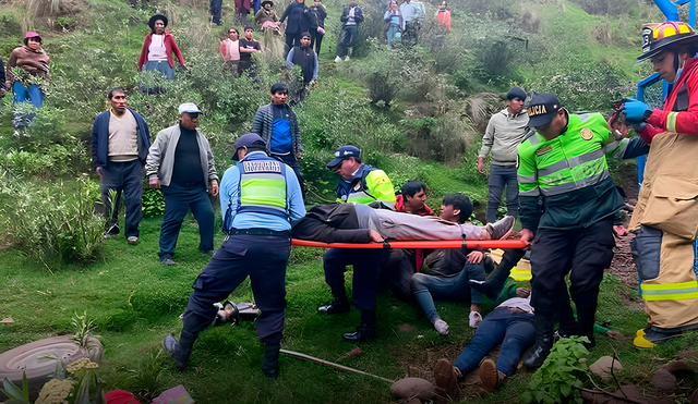 Vehículo rodó a una quebrada cuando circulaba por la vía Cusco-Paruro. Víctimas regresaban de una chocolatada. Foto: difusión