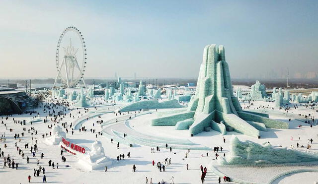 En su 26ª edición, el festival abarca un millón de metros cuadrados y presenta impresionantes esculturas de hielo. Se espera que este año supere los 2,7 millones de visitantes. Foto: @PuebloEnLnea/X