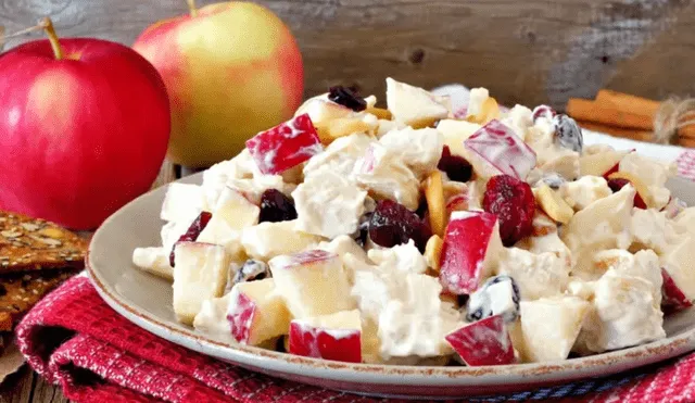 La ensalada de manzana es un clásico navideño peruano, ideal para acompañar pavos y lechones. Foto: Cocina Delirante/iStock