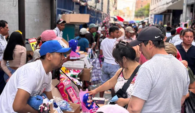 Multitud. Miles visitaron las zonas comerciales poco antes de Navidad. Iban por el regalo o el adorno que necesitaban.