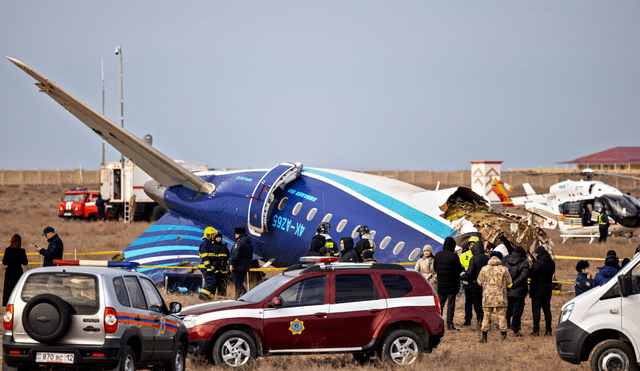 Las autoridades han movilizado a 150 rescatistas y la fiscalía de Azerbaiyán investiga las causas del accidente en Kazajistán. Foto: Issa Tazhenbayev/AFP.