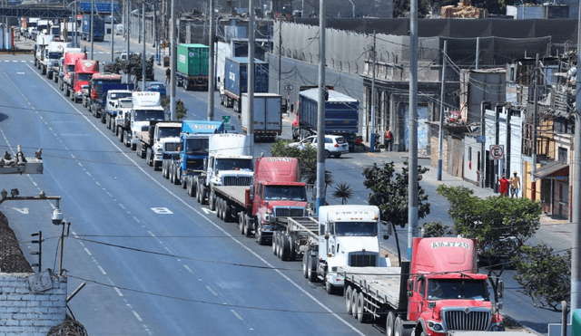 Las obras contribuirán a reducir la congestión vehicular en las vías de acceso al puerto. Foto: Andina.