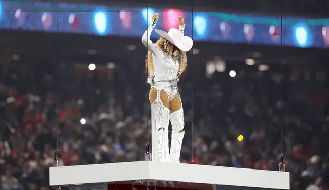 Beyoncé, ganadora de 32 premios Grammy, inició su actuación de manera espectacular, llegando a caballo y luciendo un impresionante vestido de plumas blancas. Foto: AFP