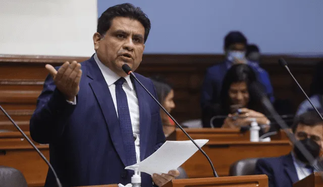 Juan Burgos se encuentra interrogando a Torres Saravia en el Congreso. Foto: difusión