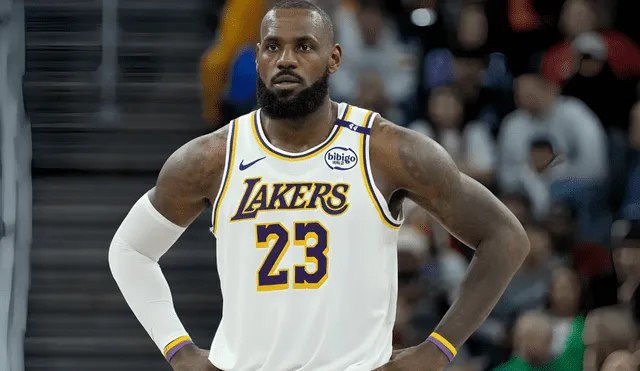 El enfrentamiento entre Lakers y Warriors no solo fue un espectáculo por el resultado, sino también por la actuación de sus estrellas. Foto: AFP