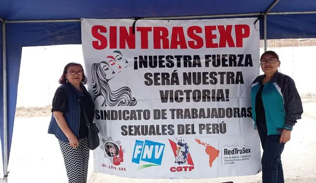 En la izquierda, la secretaria general del sindicato, Azucena Rodríguez, junto a la gigantografía de una actividad anterior.